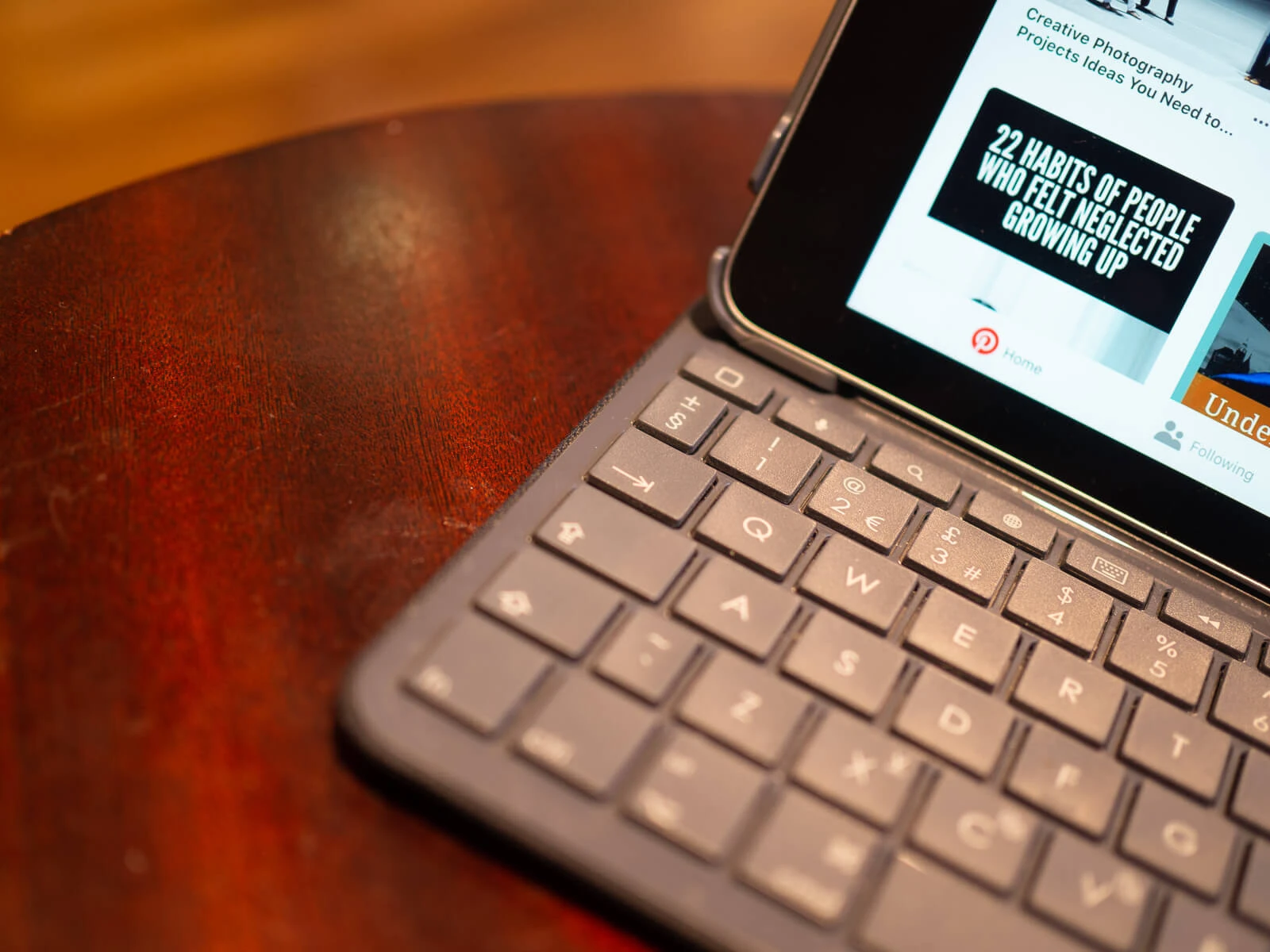 A picture of an iPad and keyboard.